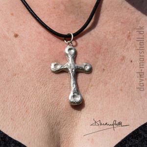 Boyne kors i sølv, satin - klik og se flere detaljer på denne vare